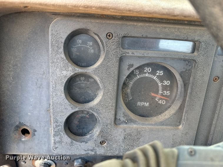 image for item DZ8881 1987 International 1954 truck cab and chassis