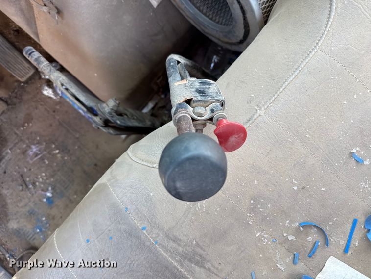 image for item DZ8881 1987 International 1954 truck cab and chassis