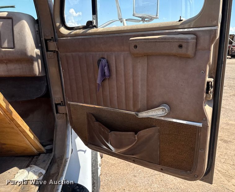 image for item DZ8881 1987 International 1954 truck cab and chassis