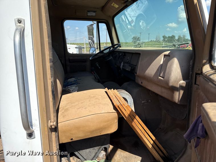 image for item DZ8881 1987 International 1954 truck cab and chassis