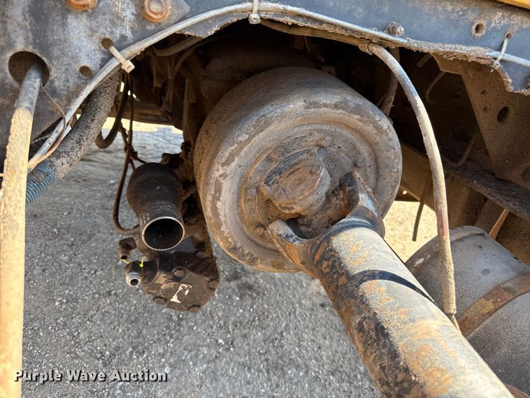 image for item DZ8881 1987 International 1954 truck cab and chassis