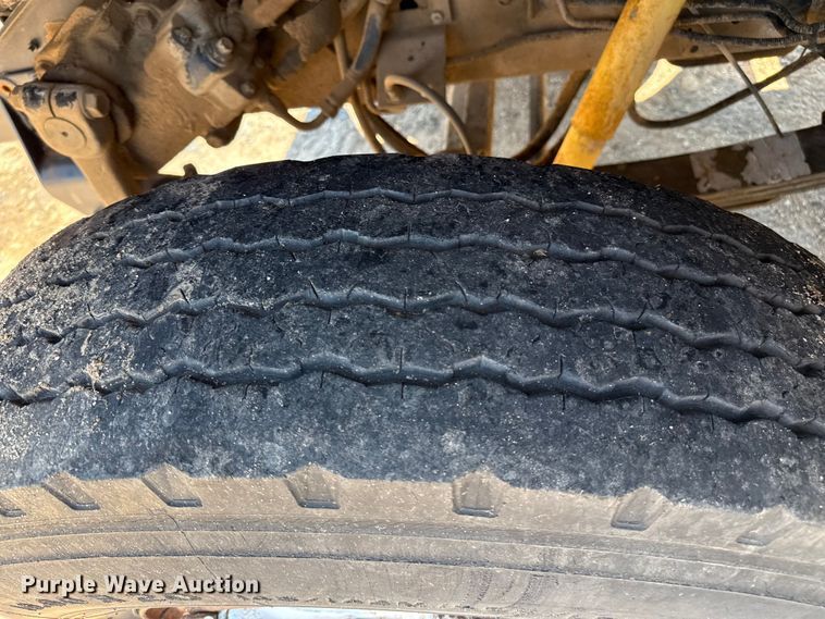 image for item DZ8881 1987 International 1954 truck cab and chassis