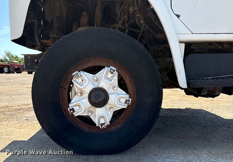 image for item DZ8881 1987 International 1954 truck cab and chassis