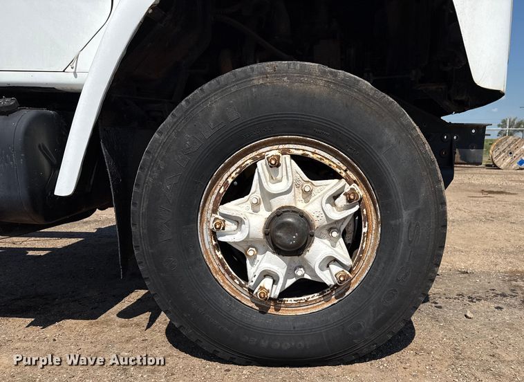 image for item DZ8881 1987 International 1954 truck cab and chassis