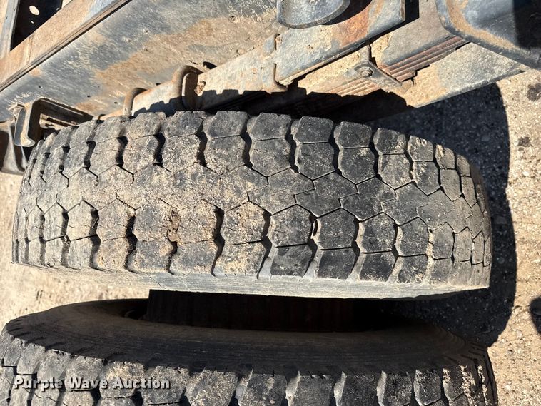 image for item DZ8881 1987 International 1954 truck cab and chassis