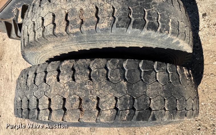 image for item DZ8881 1987 International 1954 truck cab and chassis