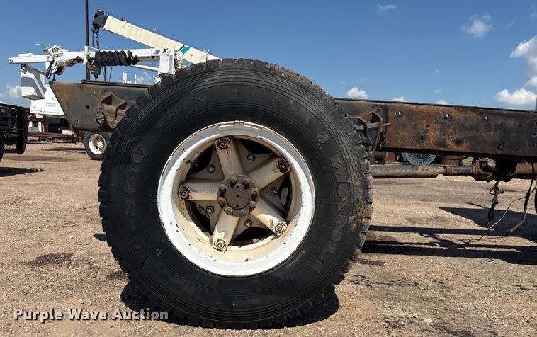 image for item DZ8881 1987 International 1954 truck cab and chassis