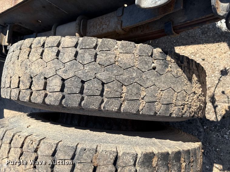 image for item DZ8881 1987 International 1954 truck cab and chassis