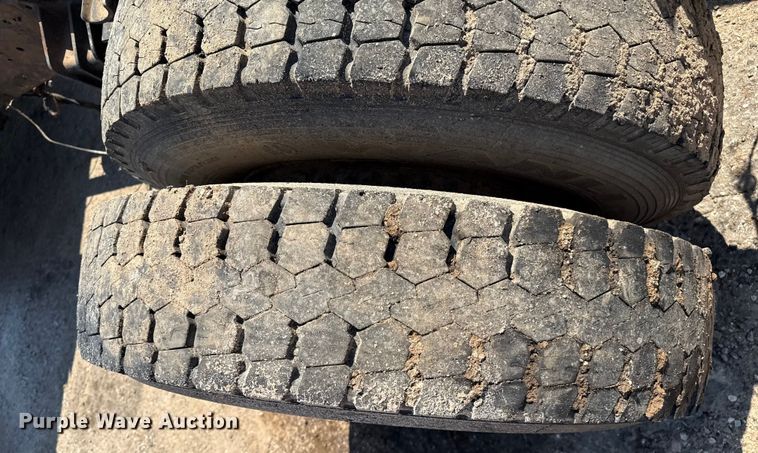 image for item DZ8881 1987 International 1954 truck cab and chassis