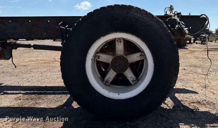 image for item DZ8881 1987 International 1954 truck cab and chassis