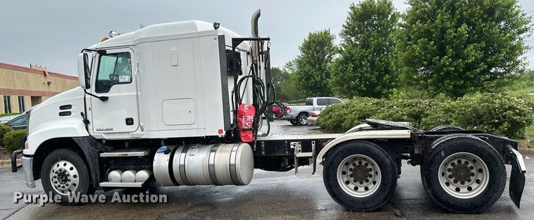 image for item EB2700 2015 Mack CXU613 semi truck