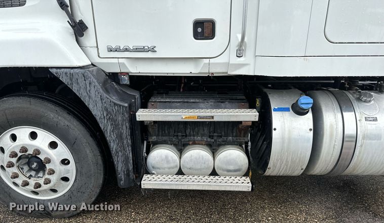 image for item EB2700 2015 Mack CXU613 semi truck