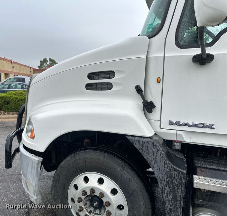 image for item EB2700 2015 Mack CXU613 semi truck