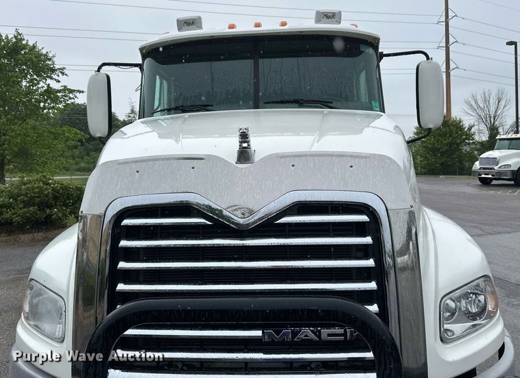 image for item EB2700 2015 Mack CXU613 semi truck
