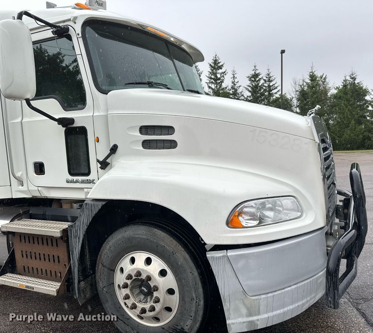 image for item EB2700 2015 Mack CXU613 semi truck