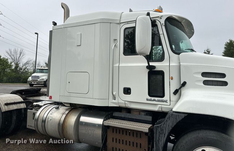 image for item EB2700 2015 Mack CXU613 semi truck