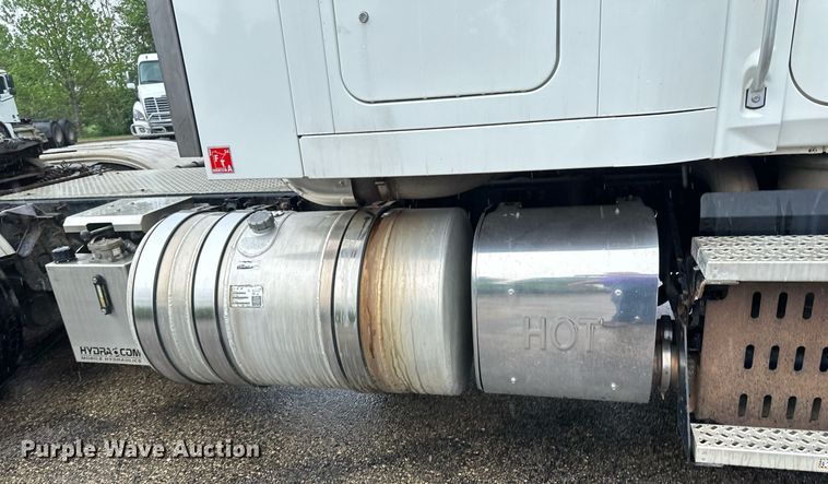 image for item EB2700 2015 Mack CXU613 semi truck