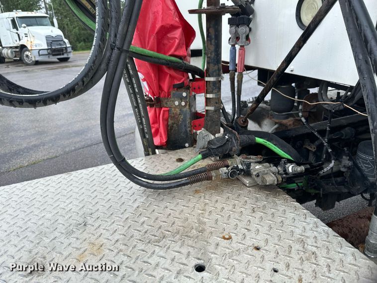 image for item EB2700 2015 Mack CXU613 semi truck