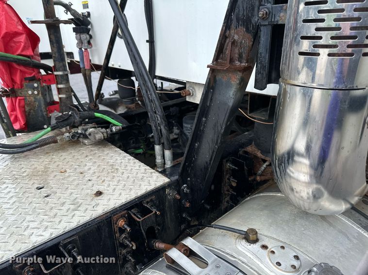 image for item EB2700 2015 Mack CXU613 semi truck