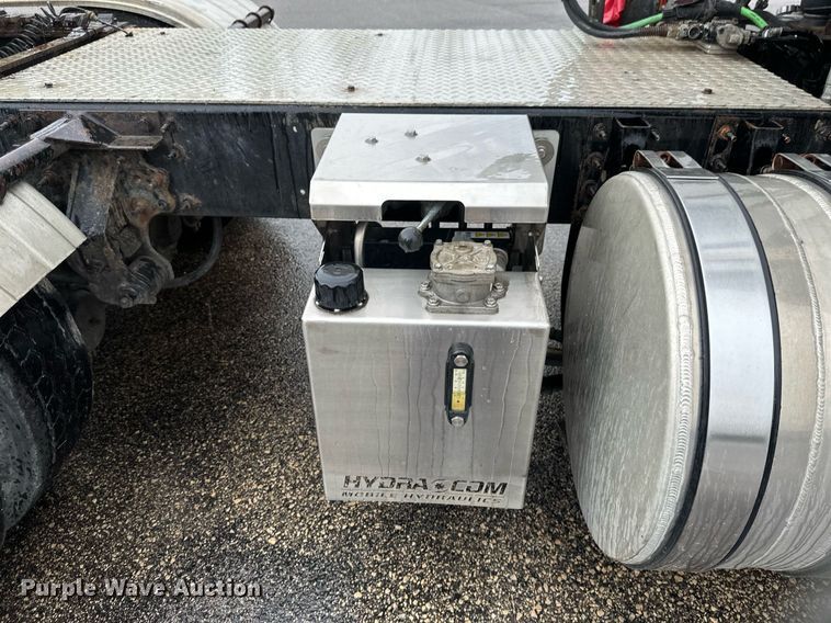 image for item EB2700 2015 Mack CXU613 semi truck