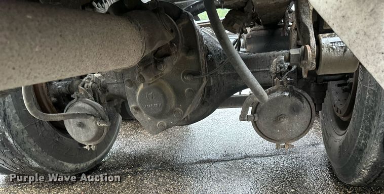 image for item EB2700 2015 Mack CXU613 semi truck