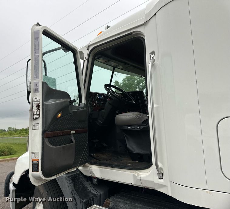 image for item EB2700 2015 Mack CXU613 semi truck
