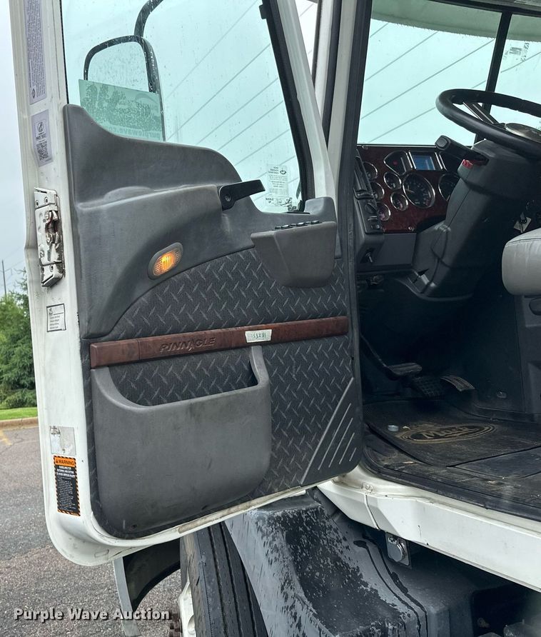 image for item EB2700 2015 Mack CXU613 semi truck