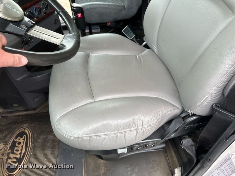 image for item EB2700 2015 Mack CXU613 semi truck