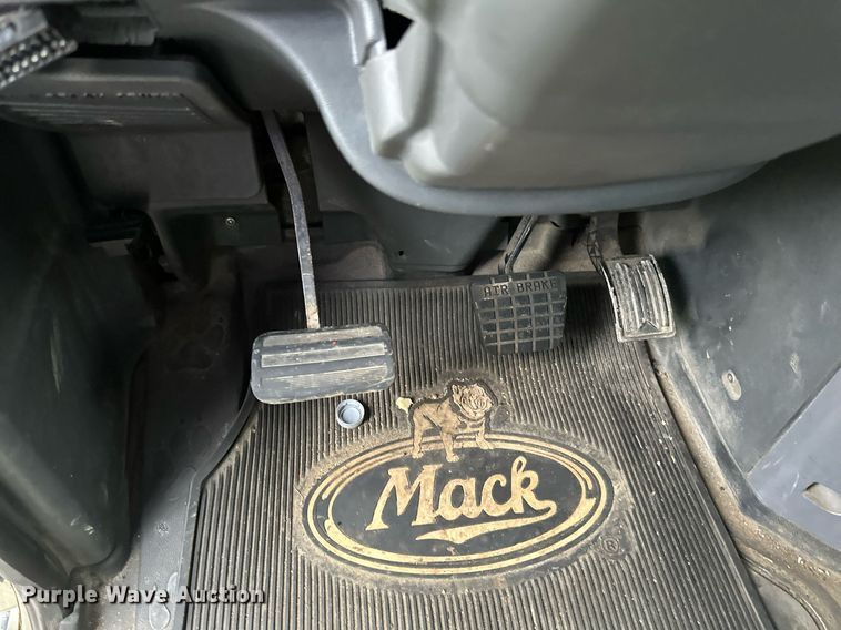 image for item EB2700 2015 Mack CXU613 semi truck