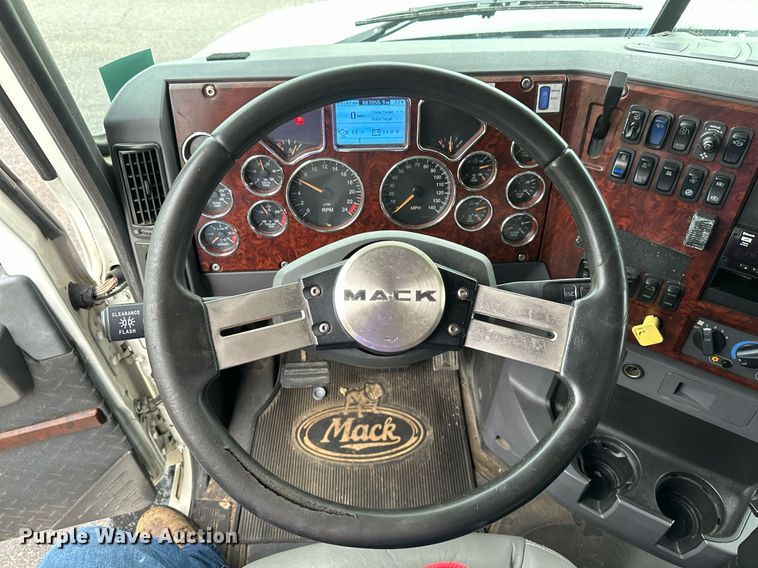 image for item EB2700 2015 Mack CXU613 semi truck