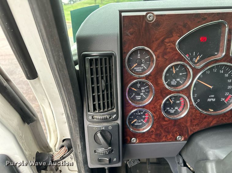 image for item EB2700 2015 Mack CXU613 semi truck