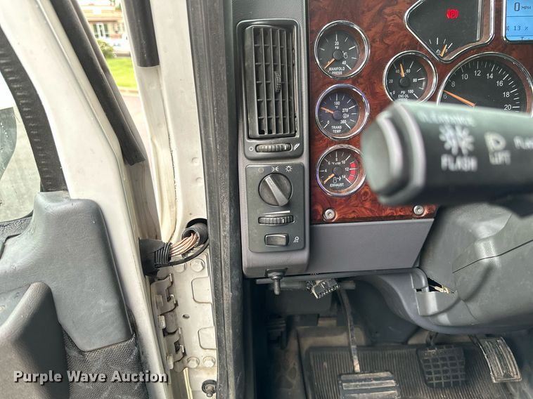 image for item EB2700 2015 Mack CXU613 semi truck