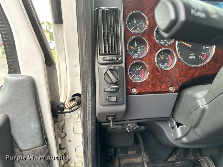 image for item EB2700 2015 Mack CXU613 semi truck