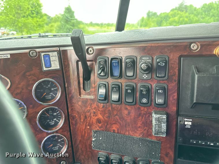 image for item EB2700 2015 Mack CXU613 semi truck