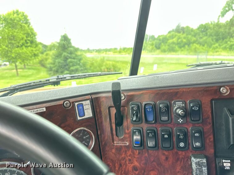 image for item EB2700 2015 Mack CXU613 semi truck