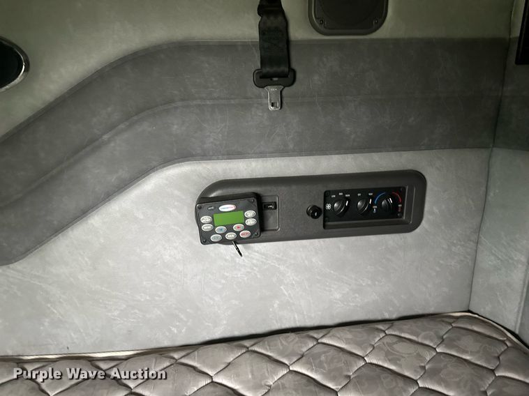 image for item EB2700 2015 Mack CXU613 semi truck