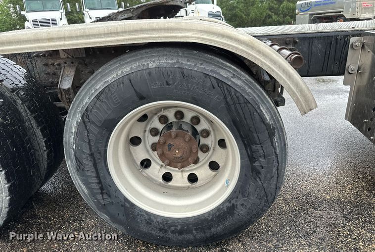 image for item EB2700 2015 Mack CXU613 semi truck