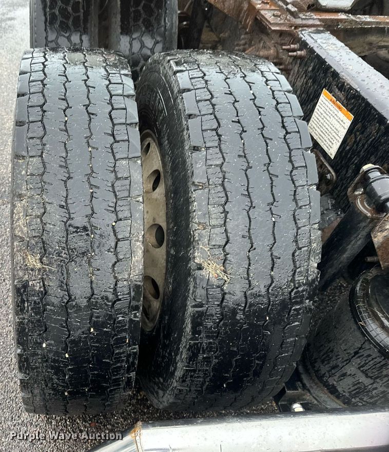 image for item EB2700 2015 Mack CXU613 semi truck