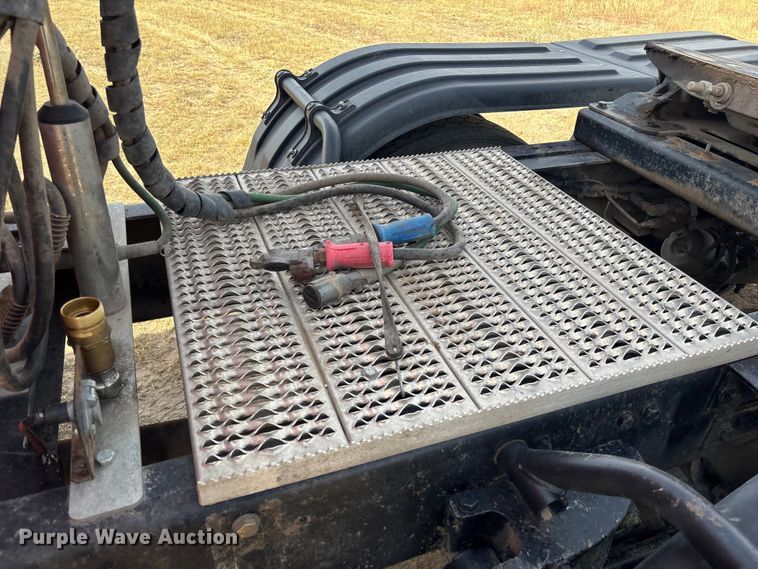 image for item EC1097 2007 Kenworth T600 semi truck