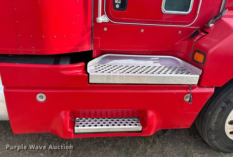 image for item EC1097 2007 Kenworth T600 semi truck