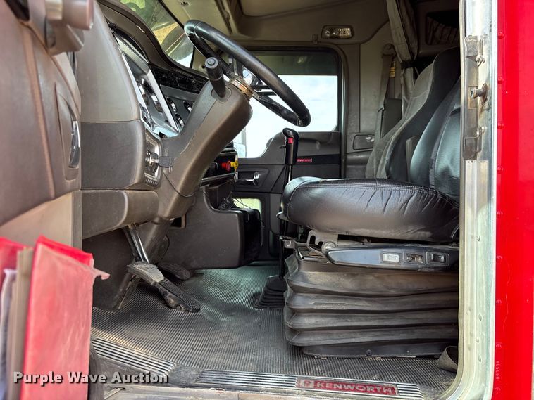 image for item EC1097 2007 Kenworth T600 semi truck