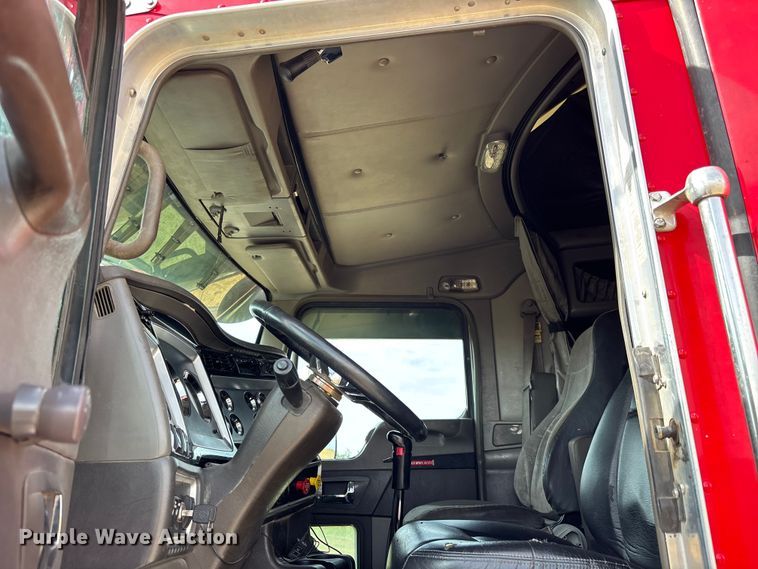 image for item EC1097 2007 Kenworth T600 semi truck