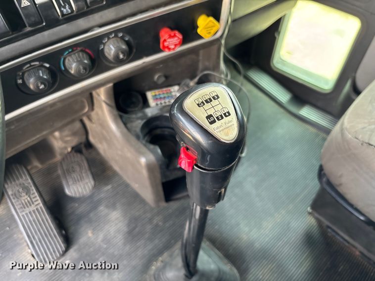 image for item EC1097 2007 Kenworth T600 semi truck