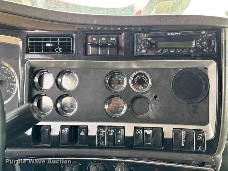 image for item EC1097 2007 Kenworth T600 semi truck