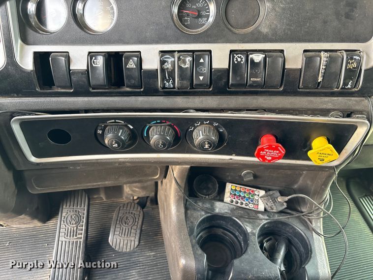 image for item EC1097 2007 Kenworth T600 semi truck