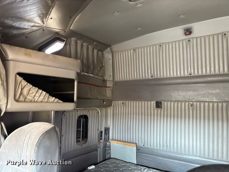 image for item EC1097 2007 Kenworth T600 semi truck