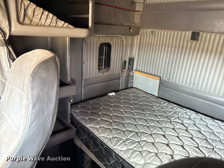 image for item EC1097 2007 Kenworth T600 semi truck