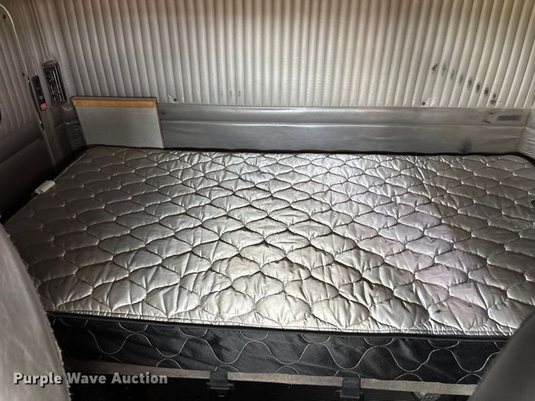 image for item EC1097 2007 Kenworth T600 semi truck