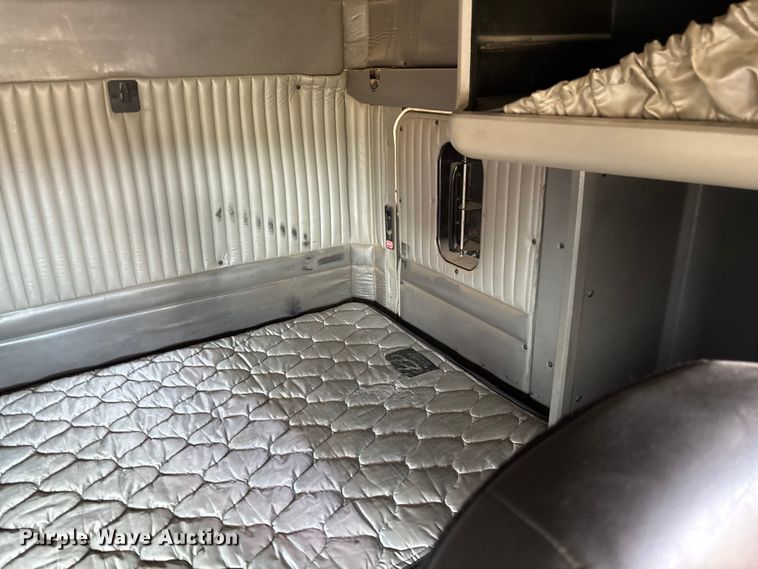 image for item EC1097 2007 Kenworth T600 semi truck