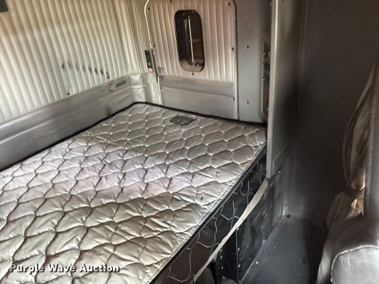 image for item EC1097 2007 Kenworth T600 semi truck